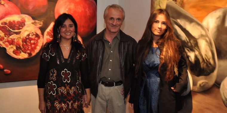 Gabriela Yebra y Eduardo Jacky -dueños del espacio de arte- junto a la artista Florencia Aise Di Paola. Foto: Alf Ponce / MDZ
