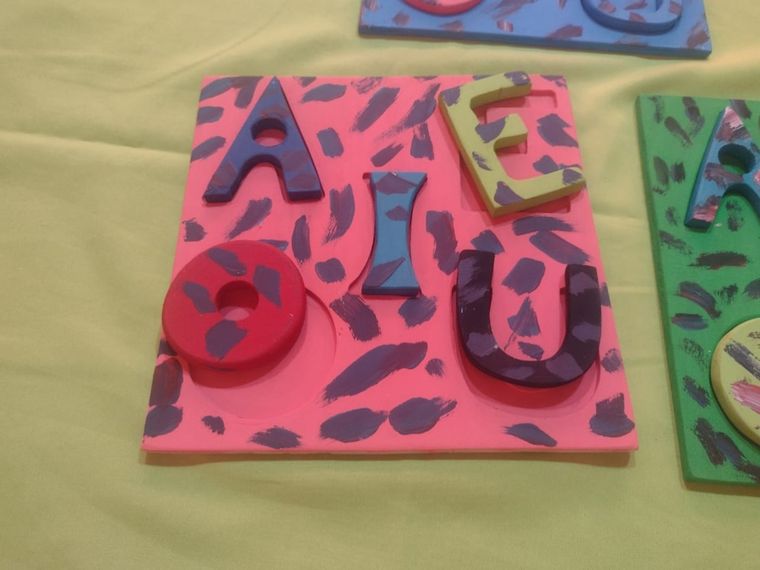 Un grupo de varones privados de la libertad están fabricando juguetes para entregar a los niños que más lo necesitan. Foto: Gentileza