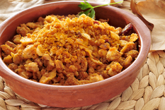 Aunque es una receta salada, en muchas regiones de Extremadura se sirve con uvas, naranjas o melón, creando un contraste dulce-salado muy característico y sorprendente.