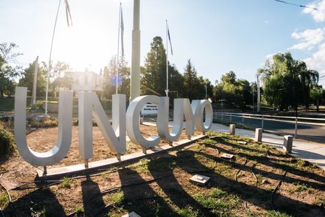 La Universidad Nacional de Cuyo cumple 86 años en medio de un clima de tensión por los recortes presupuestarios que afectan a la educación pública. La Universidad Nacional de Cuyo cumple 86 años en medio de un clima de tensión por los recortes presupuestarios que afectan a la educación pública.