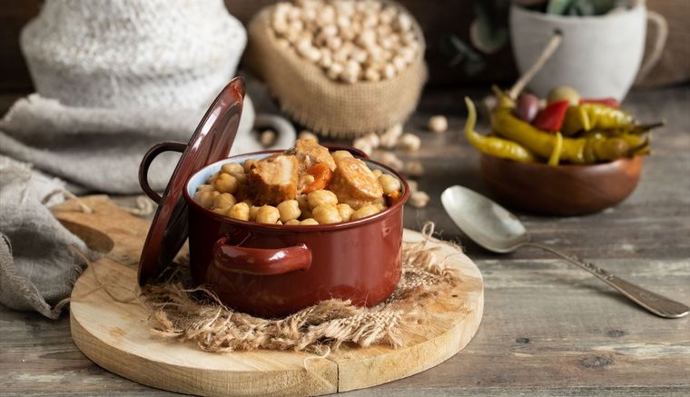 Admira este delicioso cocido madrileño ¡para chuparse los dedos!