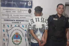 Las cámaras de seguridad muestran al acusado saliendo de la casa con su hijastro tapado con una frazada.