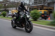 Con los característicos rasgos de diseño Sugomi, la nueva Kawasaki Z900 brinda una experiencia de conducción inmejorable, tanto en ciudad como en ruta.