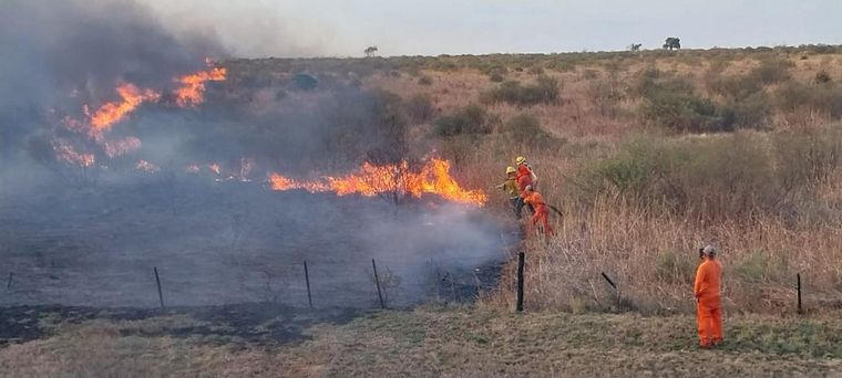 Dos de los bomberos quedaron internados en el Instituto del Quemado de la ciudad de Córdoba debido a las heridas recibidas en el incendio de la autopista. Foto: Ariel Zalio