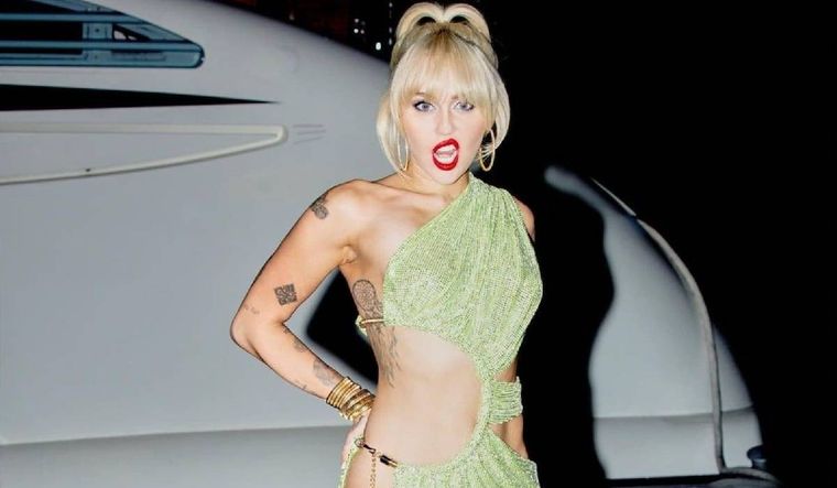 Miley Cyrus, nuevamente tema de debate tras su nuevo teaser con el tema Flowers.