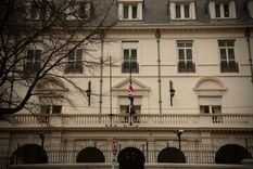 La bandera media asta Foto: Twitter @UKinArgentina