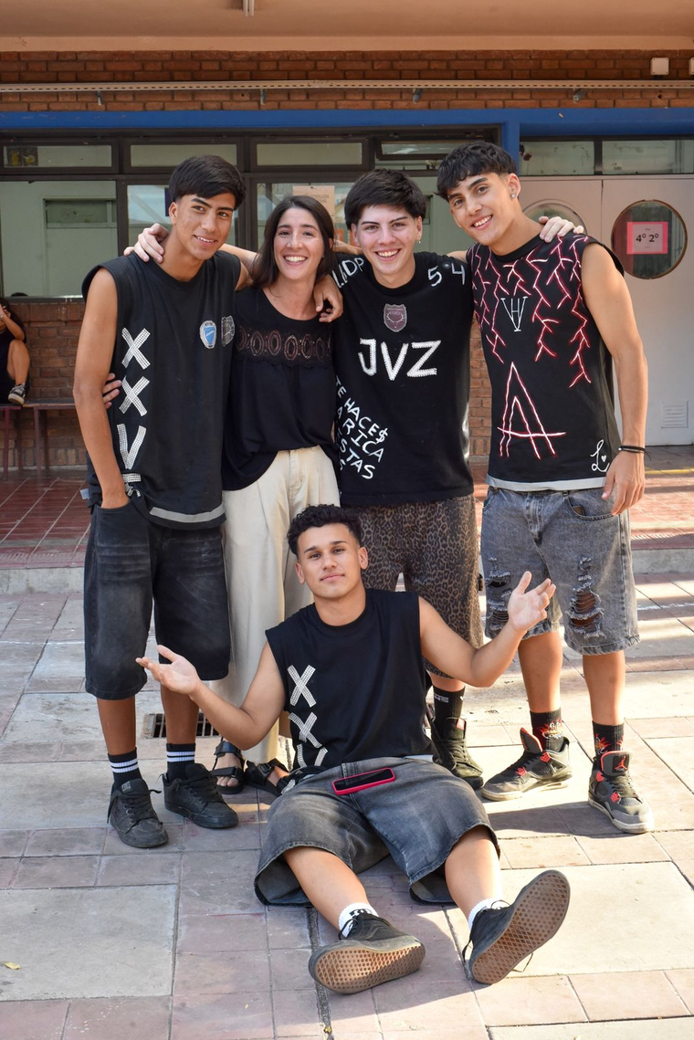 Docentes también acompañaron a los chicos en su último primer día de clases. Docentes también acompañaron a los chicos en su último primer día de clases.