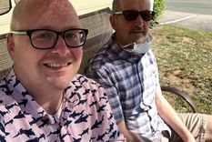 Roger Ellis (a la derecha) comenzó a mostrar síntomas de la enfermedad en 2019, según afirma su hijo Steve Ellis (a la izquierda). Foto: CORTESÍA STEVE ELLIS