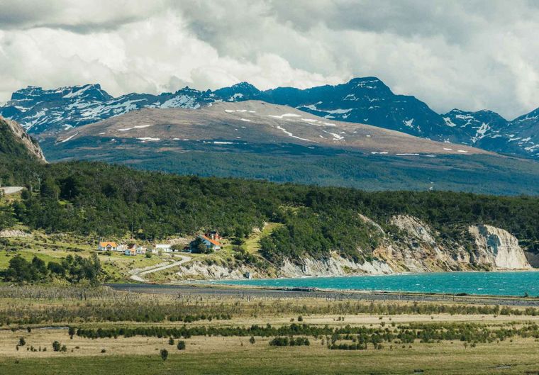 Los lagos Escondido y Fagnano son dos paisajes icónicos de Tierra del Fuego: rodeados de bosques y montañas, ofrecen postales únicas del Fin del Mundo.