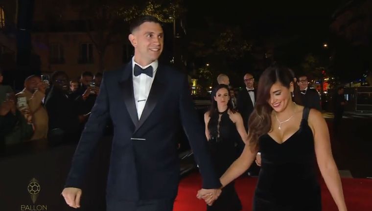 Dibu Martínez y su llegada a la gala. Foto: Captura