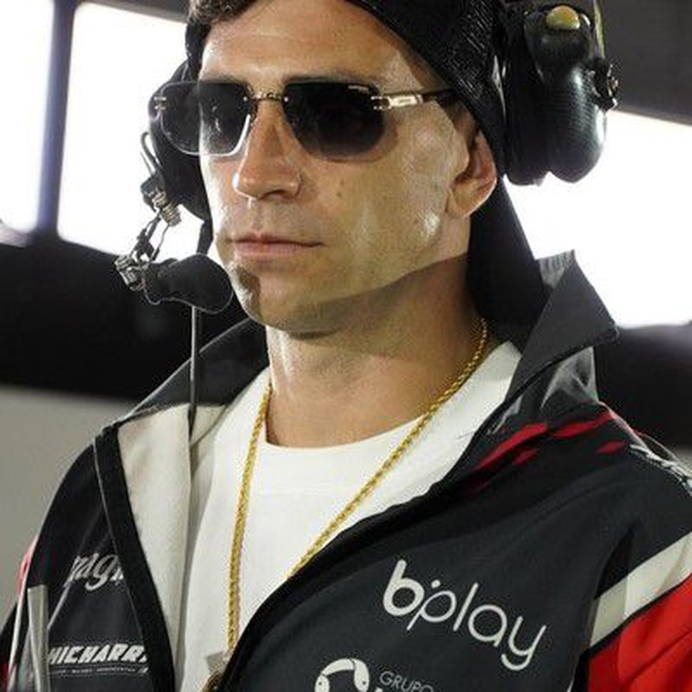 El Dibu Martínez fue a ver a su hermano en el TC Pista. Foto: @Emi_martinez26 El Dibu Martínez fue a ver a su hermano en el TC Pista. Foto: @Emi_martinez26