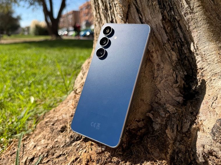 Potencia compacta: el Galaxy S25FE combina 8 GB de RAM con 256 GB de almacenamiento para rendir todo el día sin quedarse sin espacio.