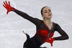 Foto: REUTERS. Valieva ganó el oro en la prueba por equipos, pero aún no recibió su medalla.