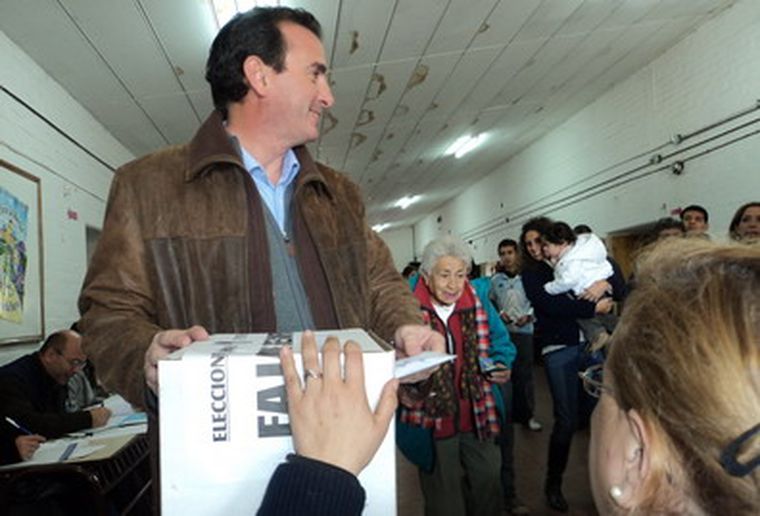 Paco Pérez introduce su voto en la urna. Foto: MDZ/Christian Sanz