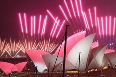 Sídney desplegó fuegos artificiales en la Opera House durante su celebración de Año Nuevo.