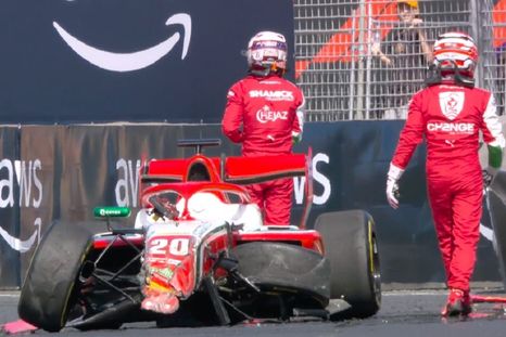 El fuerte choque entre dos autos de Prema en la Fórmula 3 dañó las barreras de contención. El fuerte choque entre dos autos de Prema en la Fórmula 3 dañó las barreras de contención.