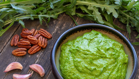 Pesto de rúcula con nueces: receta simple y aromática. Pesto de rúcula con nueces: receta simple y aromática.
