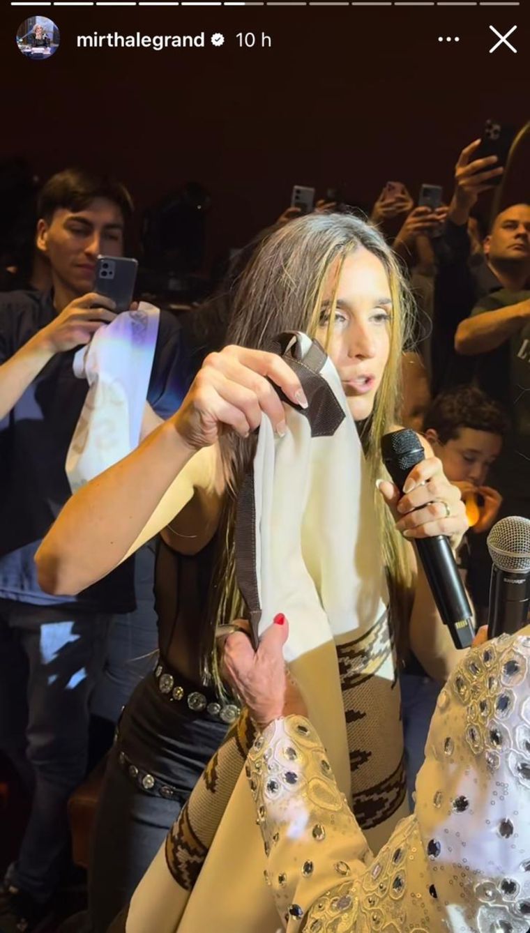 La cantante le regaló a la conductora una réplica del poncho con el que debutó en Cosquín, cuando tenía 15 años. La cantante le regaló a la conductora una réplica del poncho con el que debutó en Cosquín, cuando tenía 15 años.