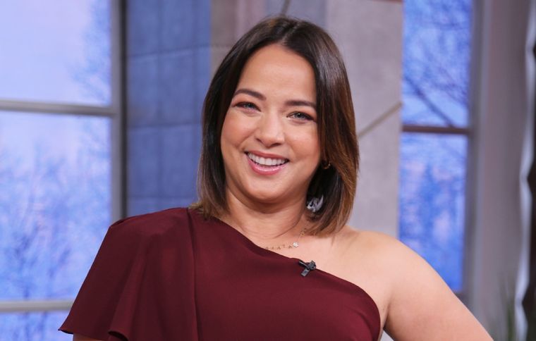 La prenda principal elegida por Adamari López para distenderse en la playa italiana de Positano, Italia, fue el vestido camisero en color blanco.  Foto: La Vibra
