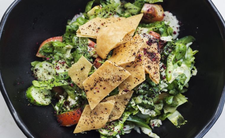 Ensalada Fattoush Una receta clásica de la cocina árabe para hacer en pocos pasos. Foto: Shutterstock
