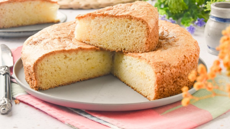 Muchas personas adaptan la receta de bizcocho de yogurt sin azúcar agregando frutas secas o semillas para sumar nutrientes. Muchas personas adaptan la receta de bizcocho de yogurt sin azúcar agregando frutas secas o semillas para sumar nutrientes.