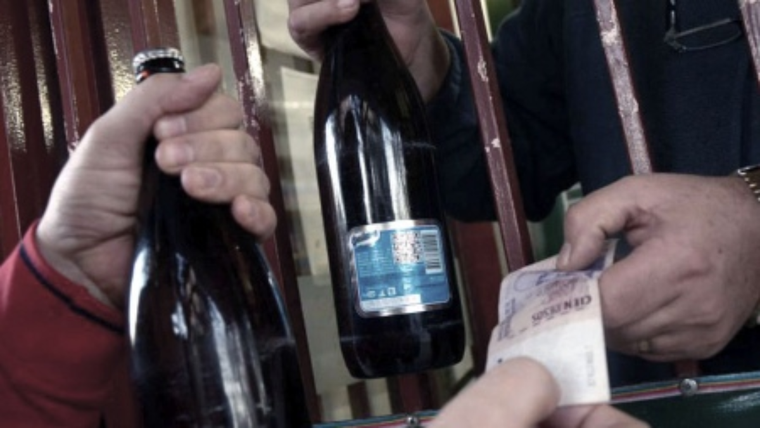Una de las limitaciones es el expendio de bebidas alcohólicas Foto: Télam