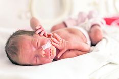 El Gobierno Nacional celebra los datos históricos sobre mortalidad infantil. En tanto, las historias dan cuenta de hechos que no aparecen en las estadísticas.