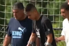 El Diablito Echeverri, con muletas en el entrenamiento del Manchester City. El Diablito Echeverri, con muletas en el entrenamiento del Manchester City.