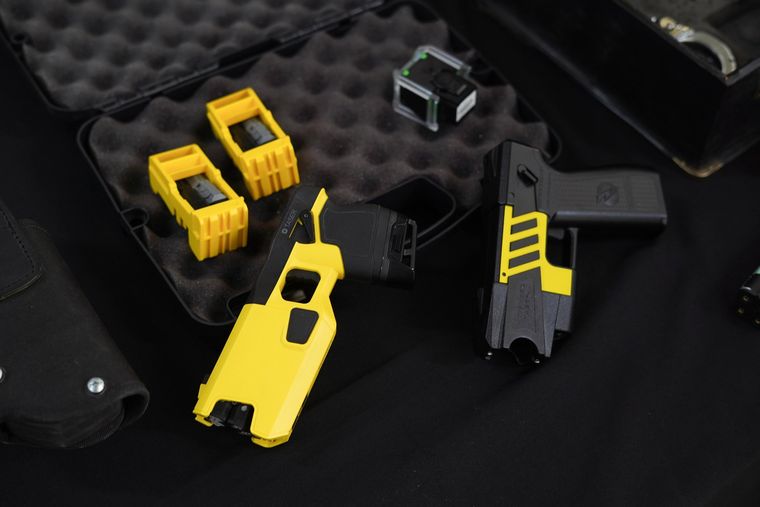 Las pistolas Taser cuentan con dos cartuchos simultáneos.&nbsp;
