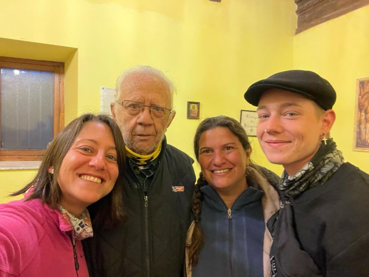 Cada día llegan al albergue peregrinos de distintos países. Muchas veces no hablan el mismo idioma y, aun así, las conversaciones se vuelven atractivas por el profundo deseo de compartir la vida