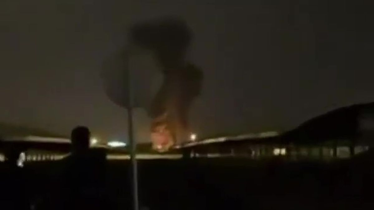 Voraz incendio: drones impactaron contra un tanque de combustible en el aeropuerto de Kuwait
