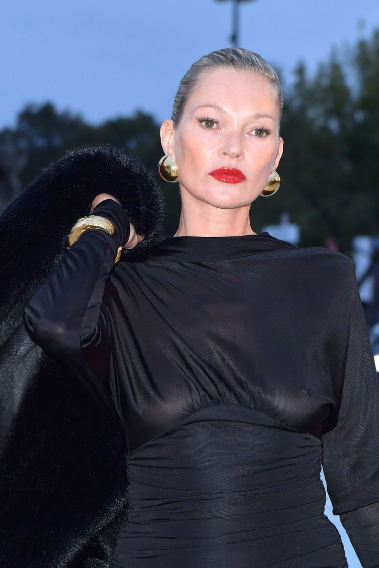 Kate Moss y Natalie Portman toman el clásico vestido negro y lo usan de dos manera distintas Foto: Getty Images/Elle