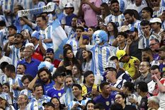 Los hinchas argentinos alentando. Foto: EFE
