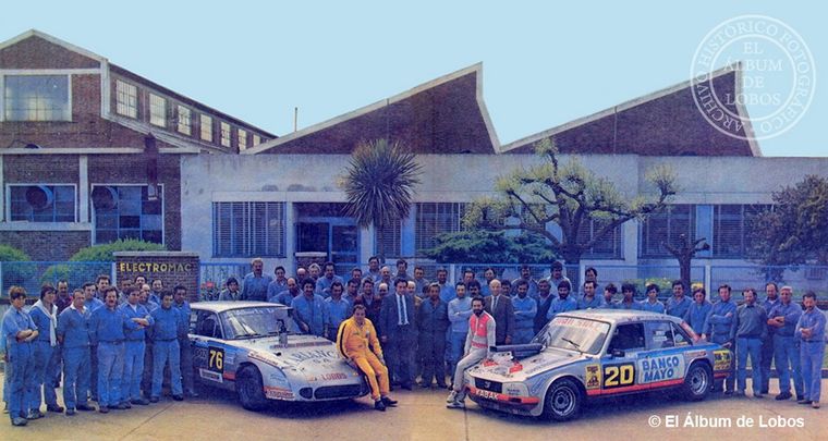 Apella, a la izquierda, junto a José Fortunato y trabajadores de Elctromac, en 1984. Foto: elalbumdelobos.com.ar