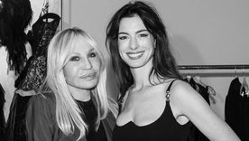 Anne Hathaway dijo presente en el desfile de su amiga, Donatella Verace, con un imponente look. Foto: Andrew Archeos