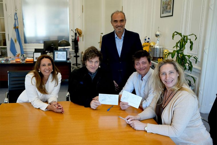 Los Milei con Santiago Caputo, Pilar Ramírez y Lule Menem