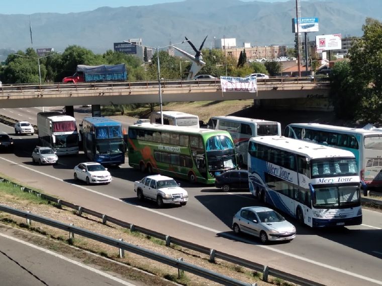 La protesta de empresarios y choferes de turismo se hace sentir en el Acceso Este