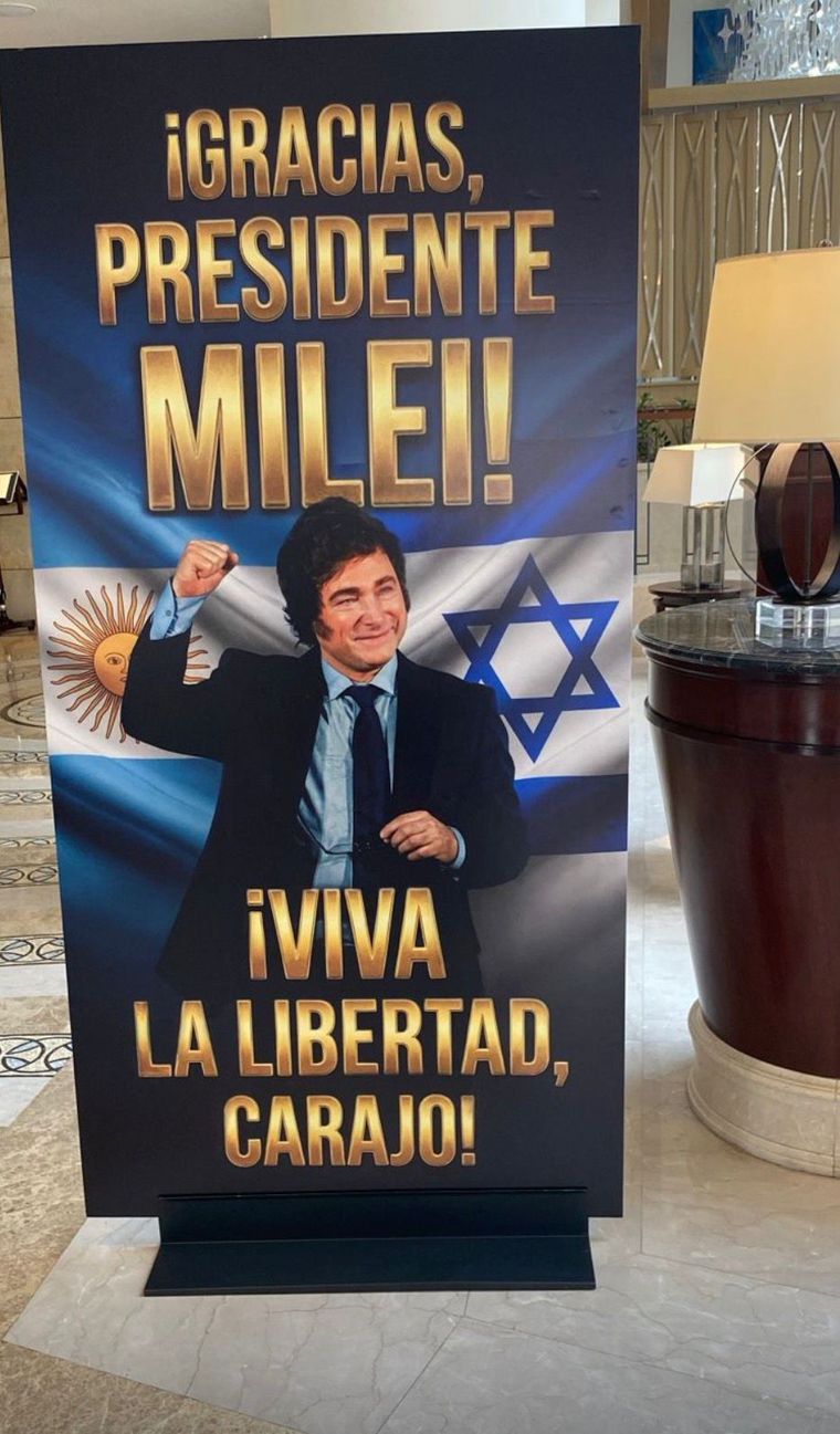 Con este cartel aguardaban al presidente Milei en Tel Aviv Con este cartel aguardaban al presidente Milei en Tel Aviv