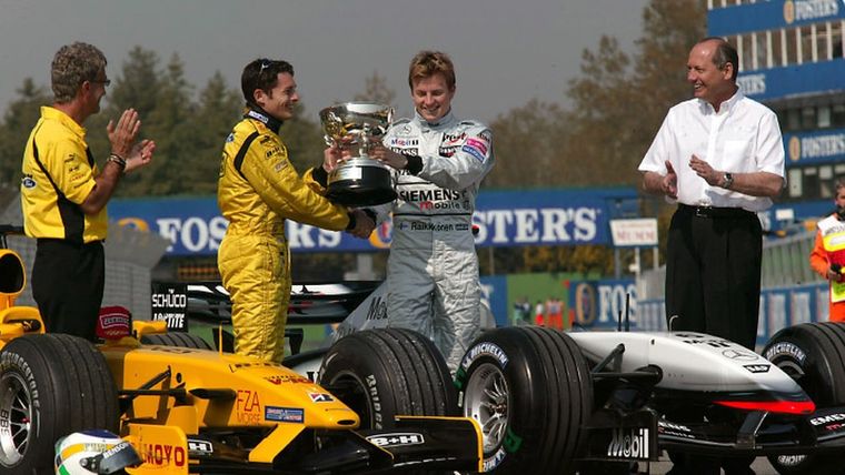 Finalmente, Fisichella fue el ganador del caótico Gran Premio de Brasil 2003: Raikkonen le entregó el trofeo dos semanas después. Finalmente, Fisichella fue el ganador del caótico Gran Premio de Brasil 2003: Raikkonen le entregó el trofeo dos semanas después.