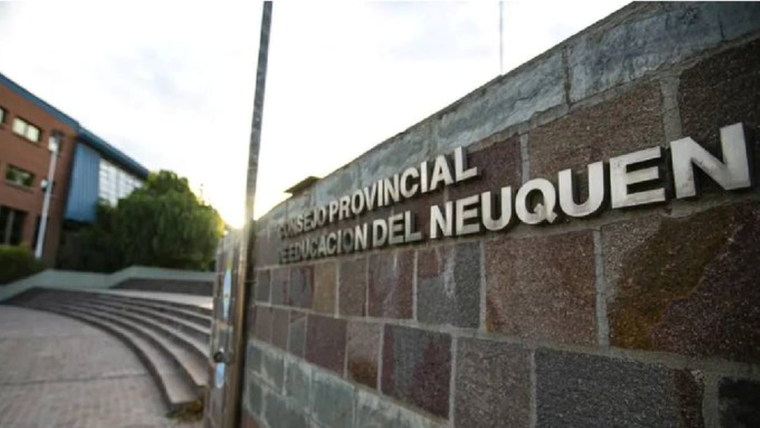 El Ministerio de Educación provincial tomó la decisión de apartar al docente durante 15 días hábiles El Ministerio de Educación provincial tomó la decisión de apartar al docente durante 15 días hábiles