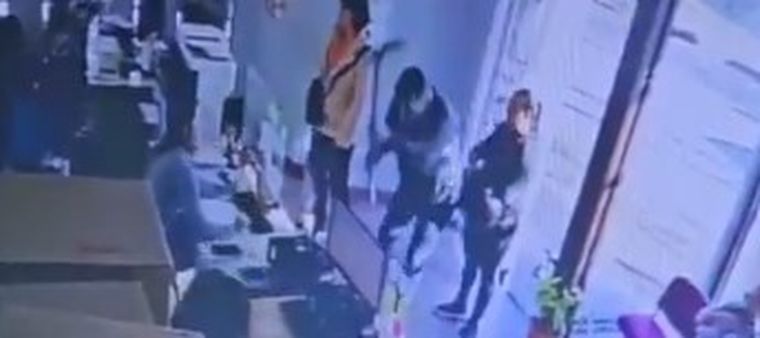 La cámara de seguridad del lugar registró el violento episodio.&nbsp;
