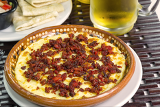 La receta de queso fundido con chorizo es tan versátil que en muchas regiones de México se prepara con diferentes tipos de queso, lo que da lugar a variaciones únicas sin perder la esencia original de la receta.