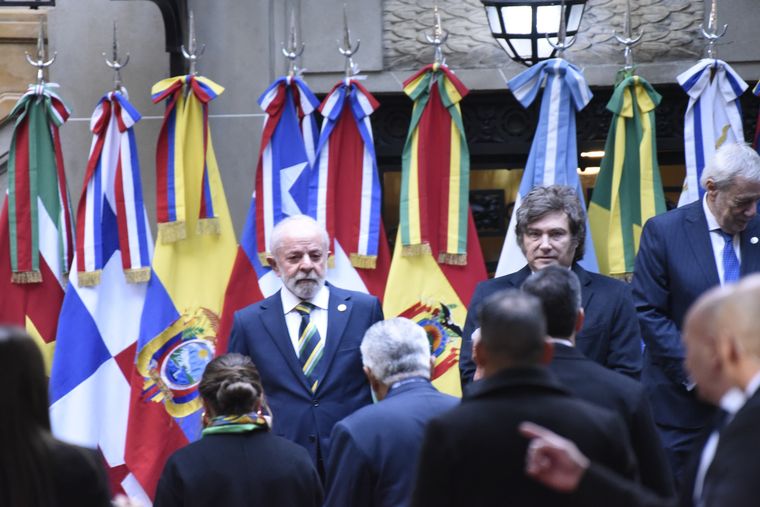 Javier Milei y Lula da Silva luego de la foto con los presidentes del Mercosur en el Palacio San Martín. Javier Milei y Lula da Silva luego de la foto con los presidentes del Mercosur en el Palacio San Martín.