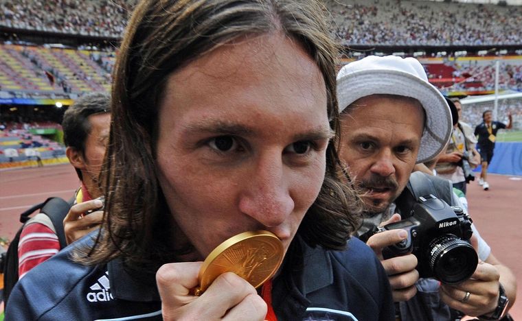 Messi besando la medalla de oro de los JJOO Foto: Noticias Argentinas