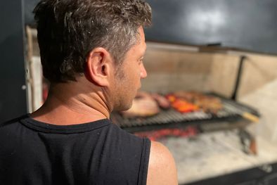 MDZol | Kicillof se mostró durante las fiestas haciendo un asado para su familia. Foto: Twitter Axel Kicillof