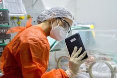 Ante la prohibición de visitas a la UCI infantil del covid-19, los médicos y enfermeras del Hospital Albert Sabin, en Fortaleza, hicieron una colecta para comprar tabletas que permitan hacer videollamadas entre padres e hijos. Foto: SECRETARIA DE SALUD DE CEARÁ