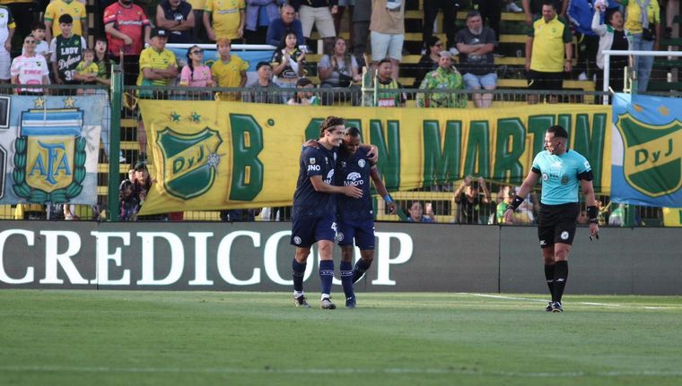 Sheyko Studer y Sebastián Villa, figuras de este Independiente Rivadavia que jugó un partidazo y ganó muy bien en Florencio Varela.