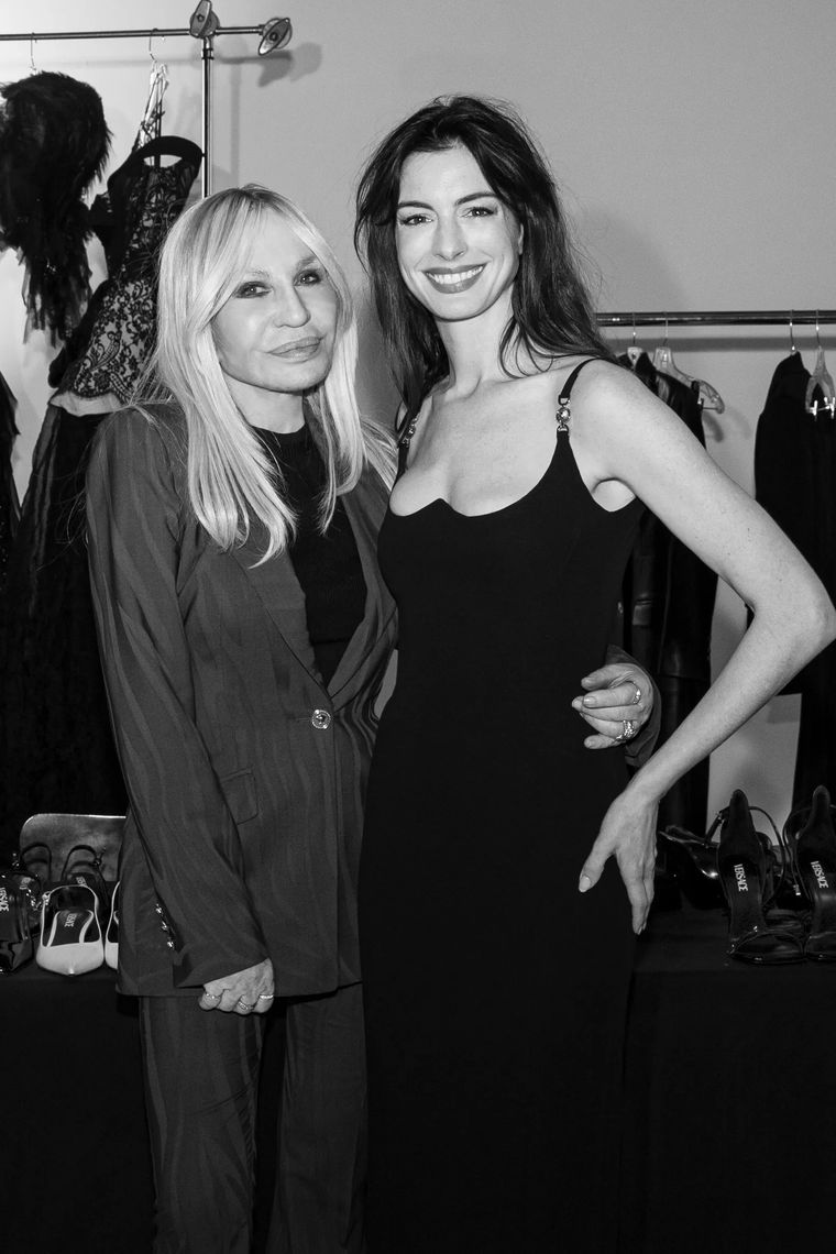 Anne Hathaway dijo presente en el desfile de su amiga, Donatella Verace, con un imponente look. Foto: Andrew Archeos