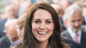 Tres looks de Kate Middleton con las zapatillas del momento: las Superga blancas