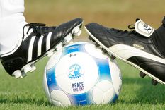 "Paz un día", dice el balón con el que los empleados de Adidas y Puma jugaron el primer encuentro organizado por ambas empresas desde su separación hacía más de 60 años.